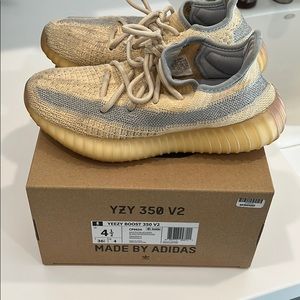 Size 4 1/2 Addis’s yeezy’s